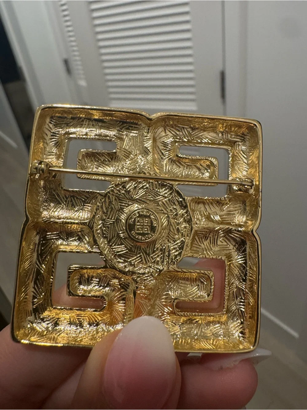 Givenchy brooch in gold